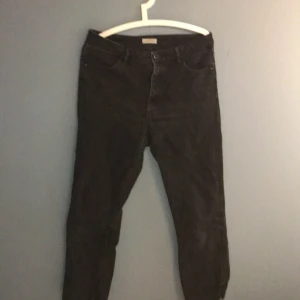 Svarta jeans från lindex - Mycket väl använt par jeans från Lindex i storlek 44. Favoritjeansen! Frakt tillkommer
