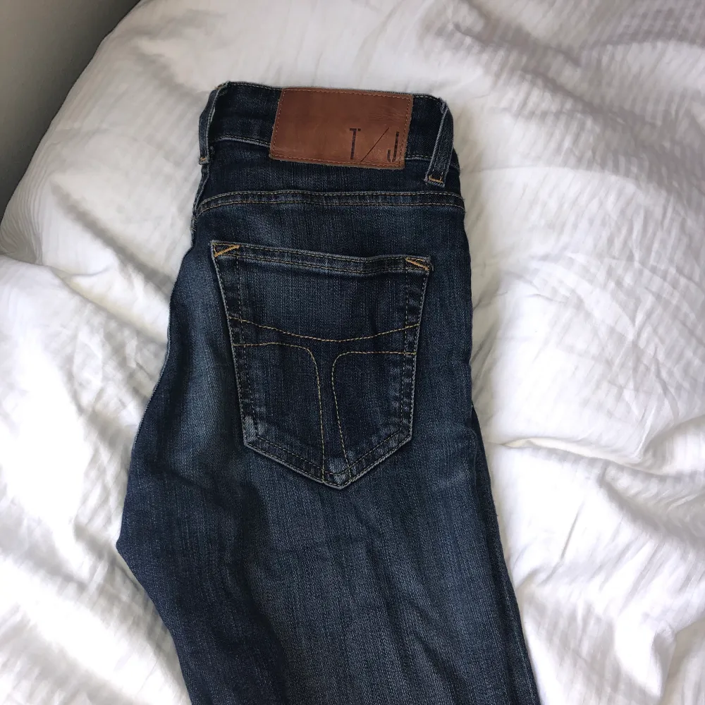 Säljer dessa tajta jeans från Tiger of Sweden!! Storlek 26/32. Superfint skick och knappt använda pga för små för mig. Nypris ligger på ca 1200 kr. Skriv privat för mer info 💙💙💙. Jeans & Byxor.
