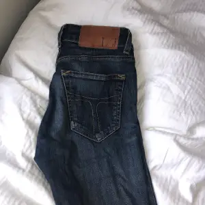 Säljer dessa tajta jeans från Tiger of Sweden!! Storlek 26/32. Superfint skick och knappt använda pga för små för mig. Nypris ligger på ca 1200 kr. Skriv privat för mer info 💙💙💙