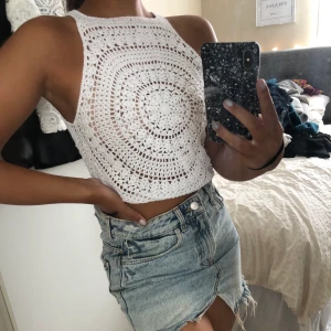 Fin broderad topp 🤍 - Supersöt vit broderad topp perfekt till stranden i sommar🤍