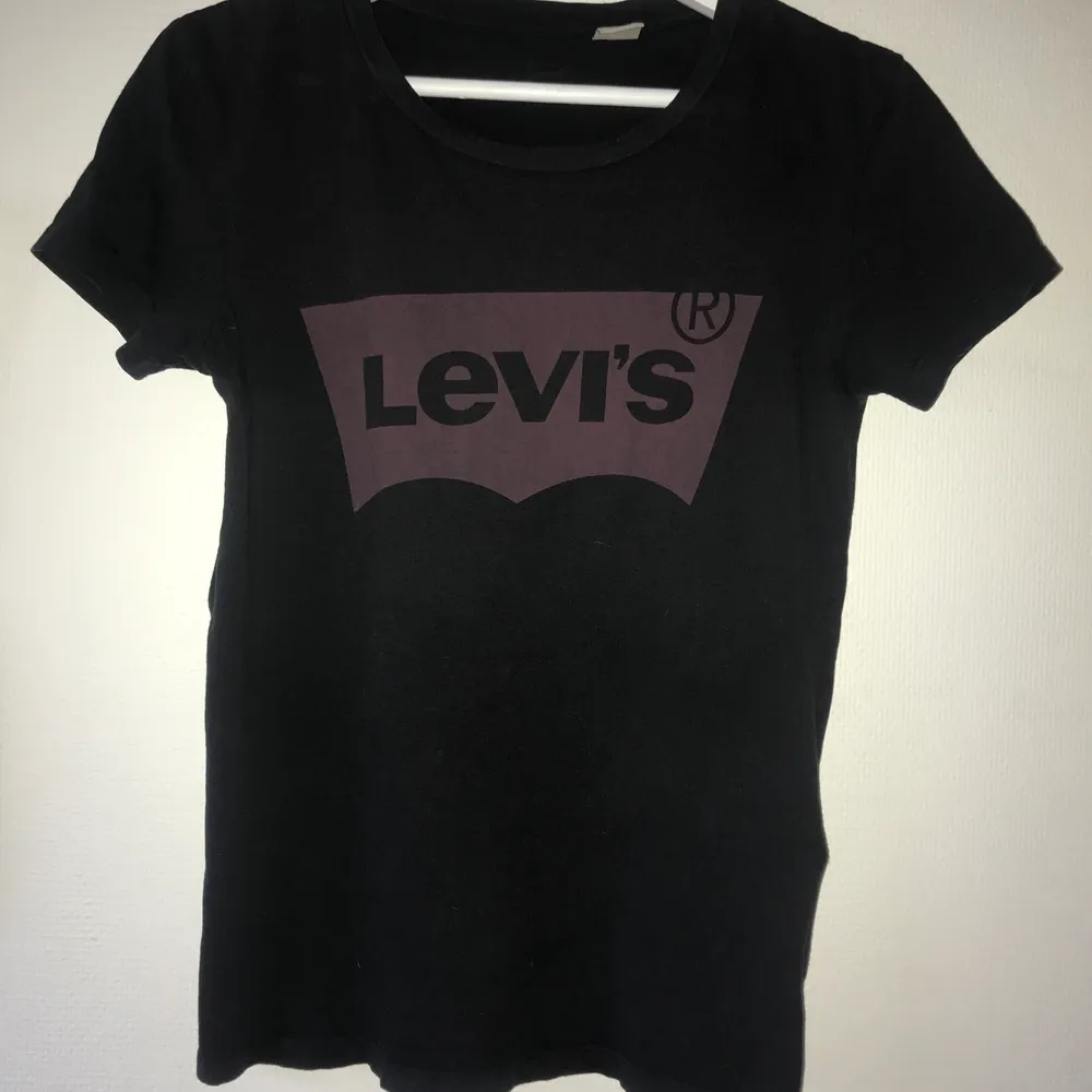Äkta Levis t-shirt i Strl XS. Använd men i mycket bra skick! . T-shirts.