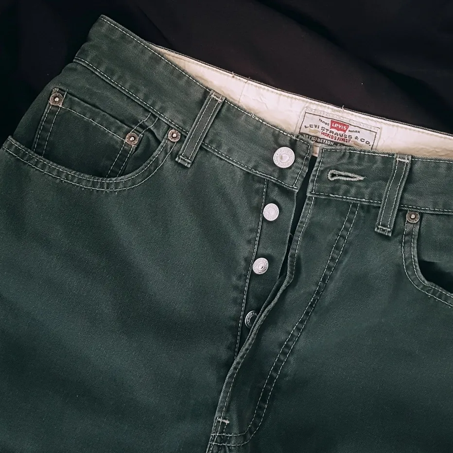 Ett par asballa gröna vintage Levi's i mom jeans-modell och kontrasterande vita sömmar! Finare färg irl. Jeans & Byxor.