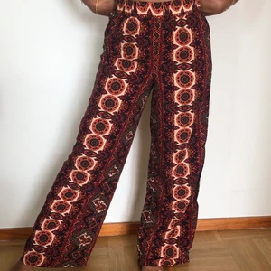 Mönstrade byxor - Flowy byxor i fint mönster. Resårband i midjan. Markerade som S men skulle passa M. Köpare står för frakt! 