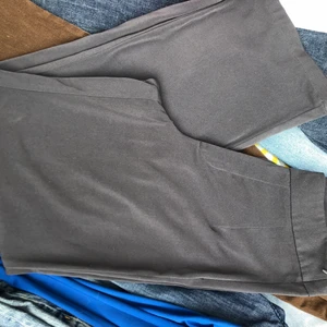 Gråa vida kostymbyxor  - Kostymliknandw byxor i mjukt material, finns en dragkedja i sidan säljer då det inte riktigt är min stil längre:)💗