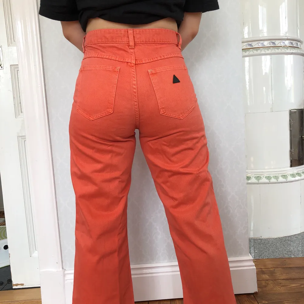 Orangea highwaist jeans med capri-längd för. Säljer pga lite för små för mig. Köptes för 800 kr i höstas. Frakt tillkommer. Jeans & Byxor.