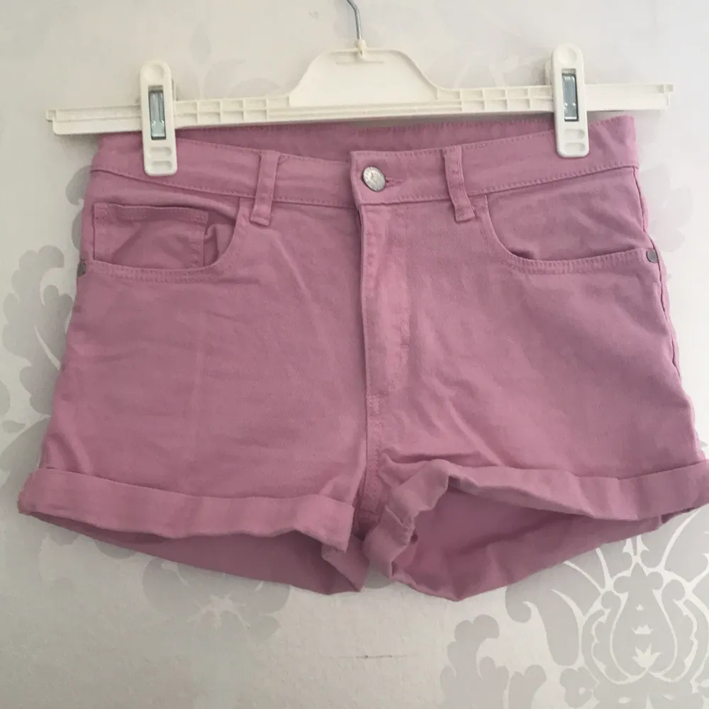 Snygga rosa denim shorts från H&M i storlek 164 . Shorts.