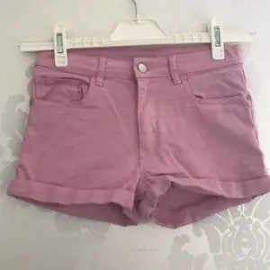 Snygga rosa denim shorts från H&M i storlek 164 