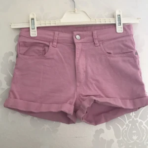 Denim shorts  - Snygga rosa denim shorts från H&M i storlek 164 
