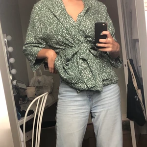 Kimono från Weekday - Supersnygg kimono i snyggt mönster ifrån Weekday. Funkar att ha endast den men även med en T-shirt under. Saknar en ögla att trä genom bandet på höger sida