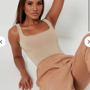Missguided body, beige - En beige body från Missguided i storlek 32. Aldrig använd pågrund av att den är för stor. Extremt skönt material. Frakt tillkommer