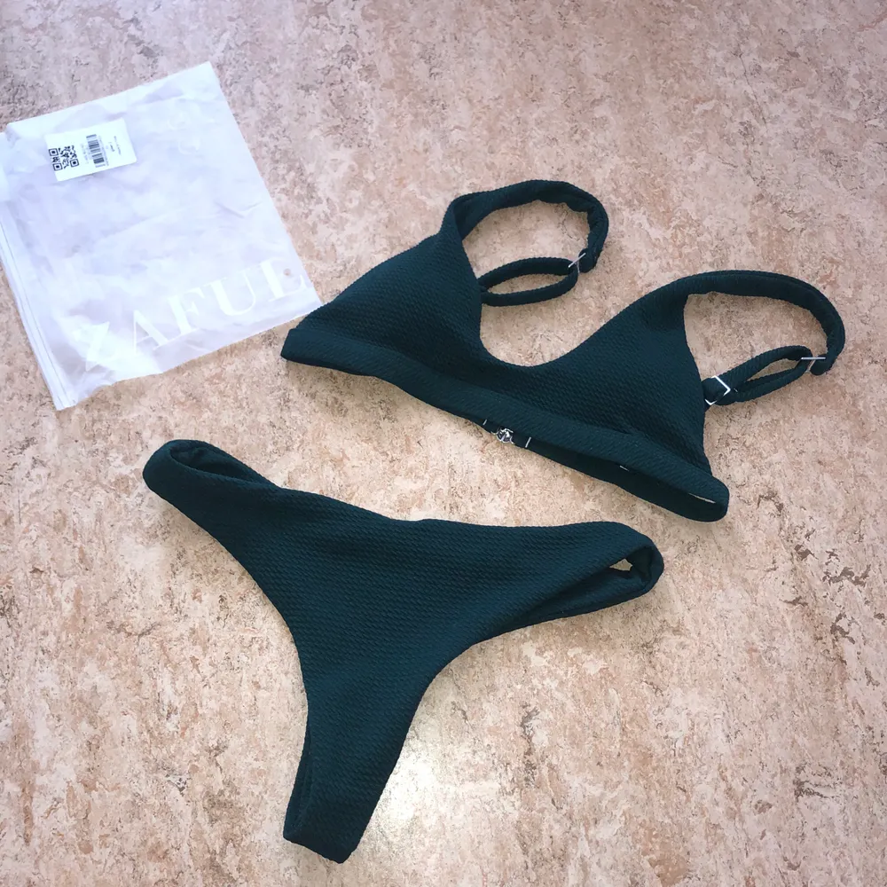 Säljer min jättefina mörkgröna bikini från ZAFUL. Använd en gång, då den kändes för liten. De är stl 36/S men lite liten i stl. 100kr plus frakt eller högsta bud🦋. Övrigt.