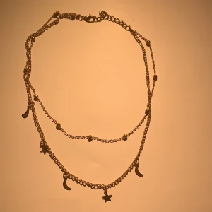 Halsband med stjärnor och månar  - Jättefint guldhalsband (inte äkta guld) som passar till det mesta. Säljer för att det inte används, väldigt bra skick. Priset kan diskuteras.