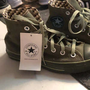 Militärgröna Converse Helt Nya - Helt nya militärgröna converse, ALDRIG använda. strl 36. Pris kan diskuteras. Möts upp i sthlm:) 