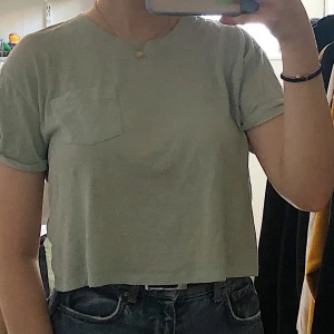 ljusblå croptop - superbekväm ljusblå liten tshirt från h&m. köparen står själv för frakten. kontakta mig via pm vid intresse, pris går alltid att diskuteras!🥰