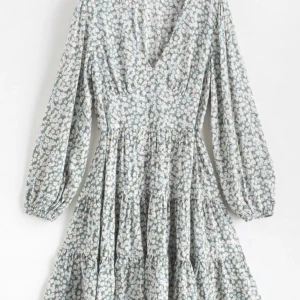 Klänning från Zaful - Jättefin klänning i skönt material som tyvärr inte kommer till användning. Jättefint skick, nästan aldrig använd. Möts upp i Göteborg annars står köpare för frakten.