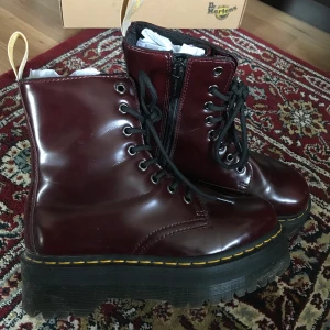 Vegan Dr Martens Jadon Cherry Red - Säljer mina veganska martens. Köpta för ca två år sen men de är använda max 10 gånger, så i väldigt bra skick. Sköna att gå i, mjukare innermaterial och lättare att gå in än andra martens i läder. Kan mötas upp i Stockholm eller skicka spårbart med posten
