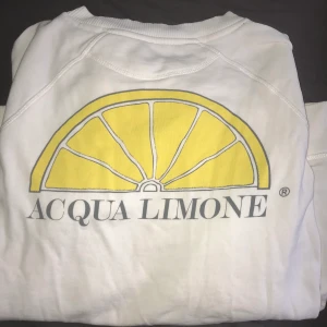 Acqua limone - Säljer min vita acqua limone tröja som är i storlek M.  Inköpt för cirka 900kr och säljes för 363kr då ingår frakten som är spårbar🥰