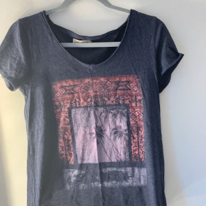 En t-shirt från hollister  - En t-shirt från hollister aldrig använt jätte mjukt material storlek XS men passar en S också