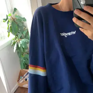 Skitsnygg tjocktröja från Wrangler, storlek S men den är rätt oversized😋💕köpt på junkyard för 599kr förra sommaren men har knappt använt den sen dess. Frakt tillkommer men kan även mötas upp i stockholm💓💓 pris kan diskuteras vid snabb affär