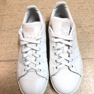 Adidas Stan Smith - 🌟 Super snygga sneakers från Adidas med ljusrosa detalj, storlek (37 1/3) Färg: Vita. Kan mötas upp i Helsingborg eller skickas mot en fraktkostnad 📮 