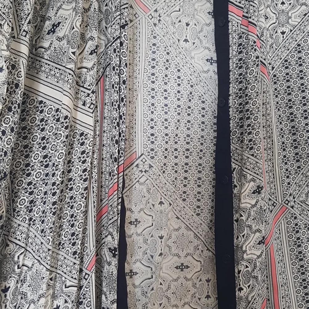 Fin kimono från gina tricot. Strl xs/s men stor så passar även M/L. Tröjor & Koftor.