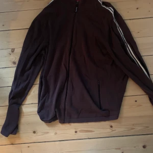 Vintage supreme zip up - En väldigt snygg Supreme zip up, den är stickad och är i ett väldigt bra condition för vara så pass gammal (vet inte exakt årtal), storlek large (se andra bilden för se passform på mig som är runt 182cm), köpare står för frakt!