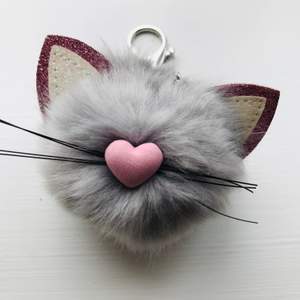 Fluffig, grå katt nyckelring, med öron och en hjärtformad nos.💗 Köpt på Glitter.😊