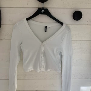Från H&M - Super fin topp/Linne från H&M som jag tyvärr inte får användning av längre! Knappt använd och är i super bra skick!🥰❤️