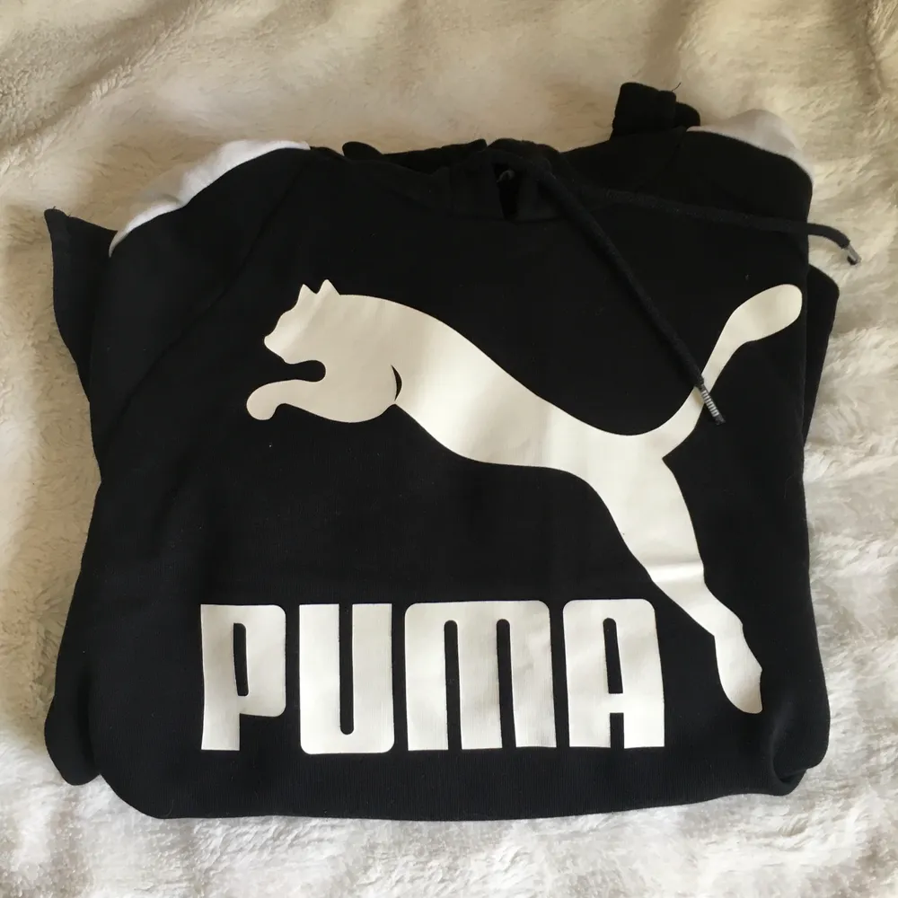 Snyggaste hoodien från Puma! Använd bra många gånger men är jättefin ser ut som ny! Ganska tunt men skönt material. Köparen står för frakt. Hoodies.