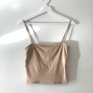 Nude tanktop H&M - köptes i sommar 2017, används 5 gånger ( bra skick 👍🏼 ) men har blivit stretchat lite överallt :)) så det sitter som en M || tvättas och stryks innan leverans ✨🤍
