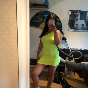 neongul one shoulder klänning - jättesöt tajt neongul klänning som är lite kort i strl s!