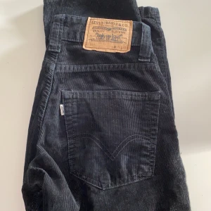 Säljer dessa levis jeans - Säljer dessa Manchester levis jeans då dem var alldeles för små för mig, köptes här på plick. Skulle säga att dem passar en XS/S