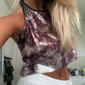 Paljett linne - Jätte fint party linne som ja klippt om till en halterneck⚡️ passar en xs bäst men en s kan nog också ha den🦋 frakt ingår⭐️💫