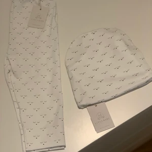 Livly  - Säljer Livly byxa och mössa i storlek 68/74 