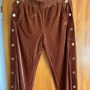  - Fina byxor från YAS! I mjukismaterial med knappar på sidan. Kan mötas i Uppsala eller frakta. Hör av dig för fler bilder eller om du har frågor 🥰