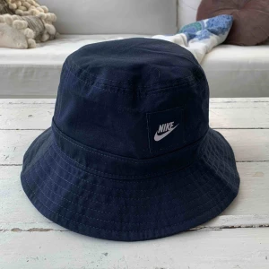  - En bucket hat från Nike i storlek M/L. Använd cirka 5 gånger. Den är i färgen Obsidian och är slutsåld på nätet vad jag har sett. Säljer pågrund av att det inte riktigt är min stil. Spårbar frakt tillkommer på 63kr. 🌸