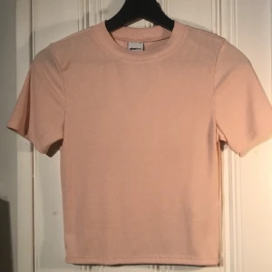 T-shirt - Söt rosa t-shirt i tajtare modell. Från Gina Tricot. 50kr + frakt