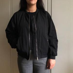 Bomberjacka från monki - Snygg svart bomberjacka från monki i bra skick. Köparen betalar frakt.