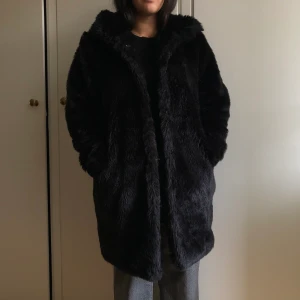 Pälsjacka - Snygg päjsjacka från Monki i bra skick. Köparen betalar frakt.