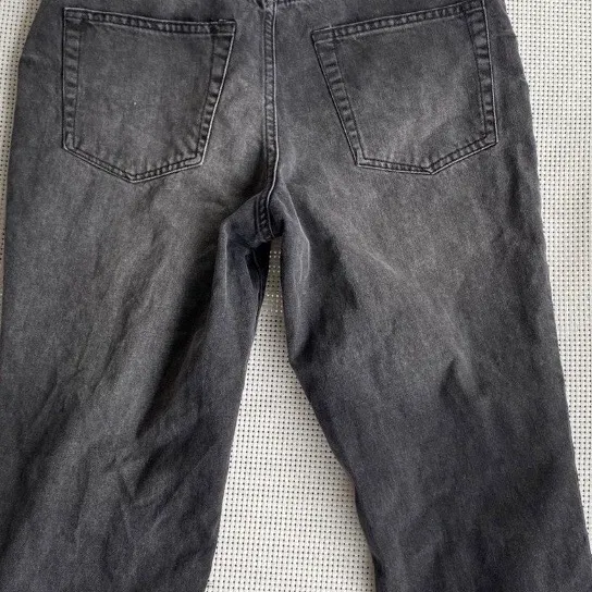 Helt oanvända snygga croppade jeans från cheap monday💕 Inköpta för ca 700 kr💕 Aldrig använda, inga slitage, endast provade💕 Storlek: w26 L30💕 Skrynkliga pga varit invikta i min garderob💕 Dm för frågor💕 . Jeans & Byxor.