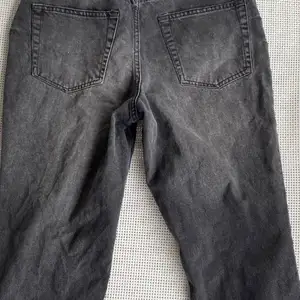 Helt oanvända snygga croppade jeans från cheap monday💕 Inköpta för ca 700 kr💕 Aldrig använda, inga slitage, endast provade💕 Storlek: w26 L30💕 Skrynkliga pga varit invikta i min garderob💕 Dm för frågor💕 