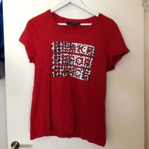 T-shirt  - Snygg T-shirt från peak performance, sparsamt använd