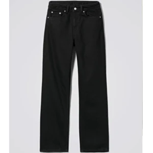 Weekday jeans - 2 par ”Voyage” jeans fr Weekday, båda i fint skick💕 kommer tyvärr inte till användning längre, börja budet på 200+frakt/jeans, kan tänka mig paketpris🥰 de vita är 24/28 och de svarta 25/30 men sitter likadant på mig som är 165 & Xs/s & 34/36