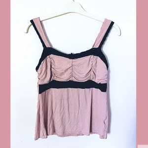 Rosa Linne från Body Flirt - Strl 40/42 - Svart och gammelrosa linne från Body Flirt i storlek 40/42 (likvärdigt med M typ). SÅ skön och somrig, ångrar mig nästan (!) Helt rosa på baksidan. 