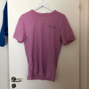 T-shirt  - Snygg T-shirt me tryck, strl herr S så sitter som en M typ