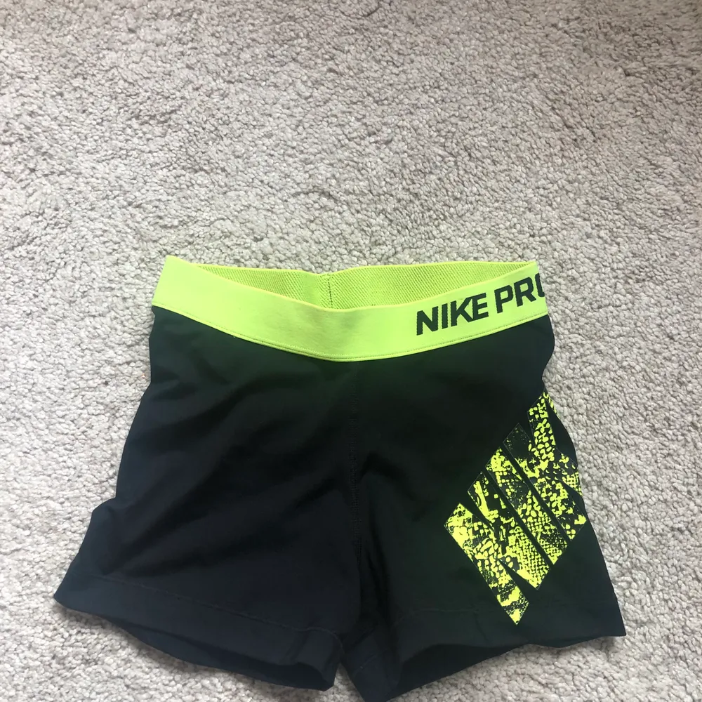 Söker mina knappt använda Nike Pro träningsshorts för att de är för små på mig 🦋 de passar XS 🦋 Fri frakt!. Shorts.