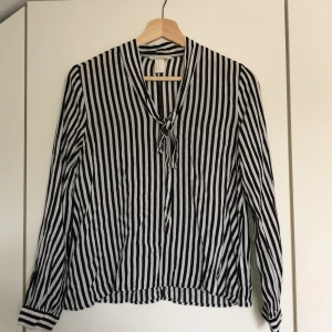 Randig blus - Supersöt knytblus i randigt mönster. Sval och söt. Frakt inräknat i priset.