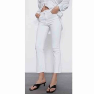  - Vita raka jeans från zara i storlek 34