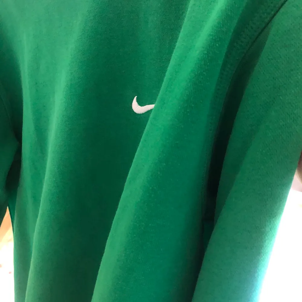 Skitsnygg tröja från Nike, härlig grön färg. Kommer ej till användning. Herr modell i M, passar mig bra som är S om man vill ha lite oversized och långa armar. Köparen står för frakten 🤍. Tröjor & Koftor.
