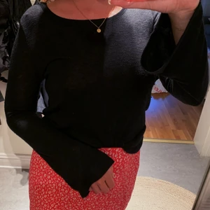 Tröja med utsvängda armar - Fin svart långärmad tröja med utsvängda armar! Sitter väldigt fint på! Passar small och medium!